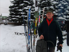 Uczestnik trasy narciarskiej na mecie Rajdu