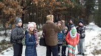 Przewodnik trasy Włodzimierz Wieczorek opowiada uczniom o historii kopalni Dorota