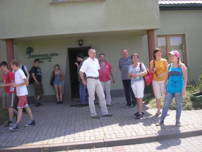 Burmistrz Sławkowa przed budynkiem Wspólnoty Leśnej