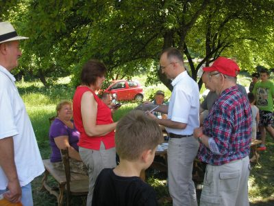 Burmistrz Sławkowa wręcza pamiątkowy album pani Marii Soboń