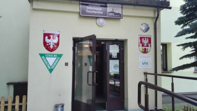 Wejście do budynku schroniska młodzieżowego w Sławkowie-Niwie