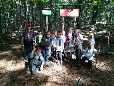 Przewodnik PTTK Włodzimierz Kubiczek z grupą maluchów na trasie rajdu