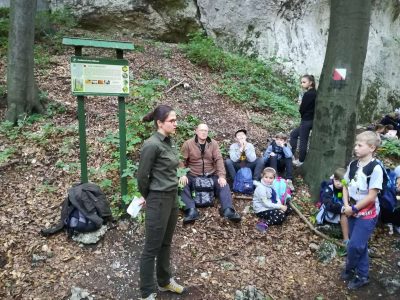 Pani dr Maria Gronicz prowadzi prelekcję w naturalnym skalnym amfiteatrze