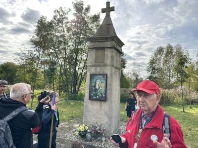 Kapliczka Św. Rozalii adorowana przez dawnych górników. O historii powstania kapliczki opowiada przewodnik PTTK Włodzimierz Kubiczek