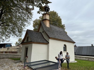 Kościólek Św. Jakuba w Sławkowie na trasie zwiedzania uczestników rajdu