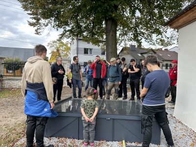 Ekspozycja bardzo cennych zbytkowych przedmiotów na podejściu do kościółka Św. Jakuba uzyskanych dzięki społecznej pracy miejscowych archeologów