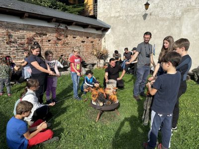 Zakończenie EKORAJDU na dziedzińcu TMS - pieczenie kiełbasek i wspólne rozmowy.