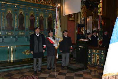 Poczet sztandarowy AK w sławkowskim kościele