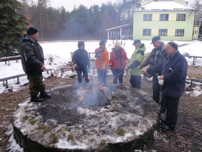 Ognisko na terenie schroniska młodzieżowego w Niwie