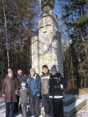 Uczestnicy SYBERIADY pod pomnikiem Francesco Nullo