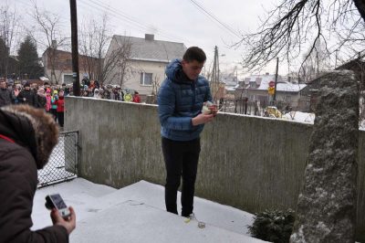 Zapalanie znicza pod pomnikiem pamięci