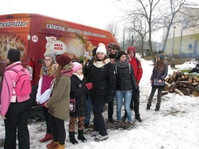 Kolejka po wojskową grochówkę