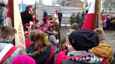 Uroczystości 154 rocznicy Powstania Styczniowego w Maczkach Zastepca Prezydenta Miasta Sosnowca pan Rykała składa kwiaty pod obeliskiem upamiętniającym zdobycie stacji Granica przez powstańców styczniowych