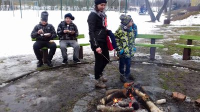 Pieczenie kiełbasek na ognisku rajdowym
