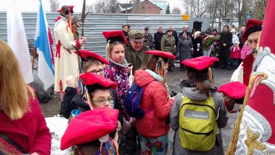 Uczniowie Skoły Podstawowej nr 33 z Ostrów Górniczych w czapkach Krakowskich
