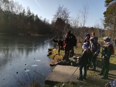 Drobny relaksik nad zamarzniętym jeziorkiem