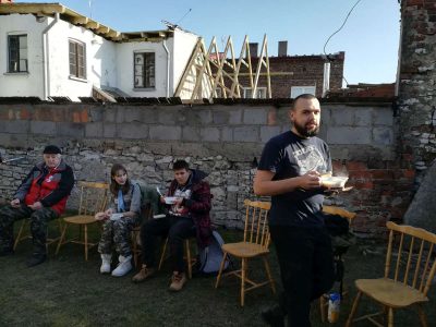 Dodatkowo – konsumowanie gorącego, pysznego żurku!