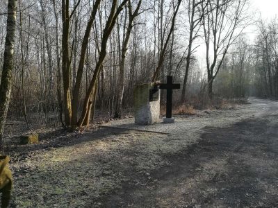 Dla przypomnienia – startowaliśmy przy pomniku wymordowanej (12.02.1945r) rodziny Mackiewiczów i J. Piotrowskiego – Pomnik AK