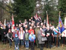Uczestnicy uroczystości przed historycznym Krzyżem Wolności w Sosnowcu-Maczkach